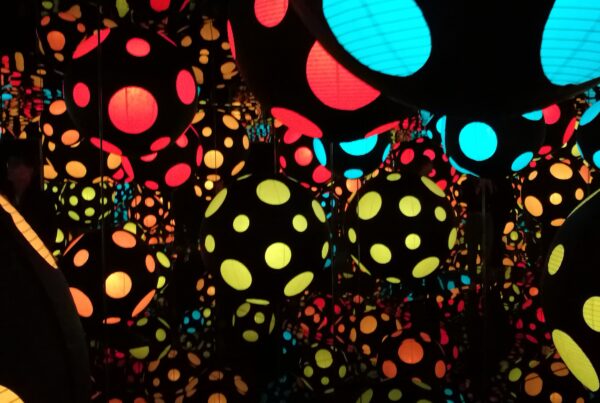 Yayoi Kusama infinity room with colourful lanterns