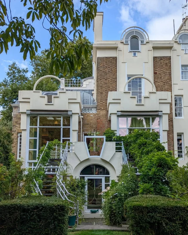 💎 A hidden gem in London has just reopened: The Cosmic House (@jencksfoundation)

🏡 Located in Holland Park, this incredible example of postmodern architecture was designed by Charles Jencks & other collaborators in the 1970s as his own home

The house is packed with ideas, symbols, & motifs about science & the arts, with each space having a name, like the Time Garden, the spiral Solar Stair, the Cosmic Loo, & rooms named after the seasons 🪐

🕙 Wednesday-Friday, 12.30-4.30pm
🎟️ £13 / £5 for students
⚠️ Tickets are released every third Friday of the month at 12pm & they sell out quickly - don't miss out! Next releases are on 16 May, 20 June, & 18 July

Did you know about this hidden London gem❓

#criview #cosmichouse #housemuseum #londonarchitecture #hiddenlondon  #postmodernism #architecturelover