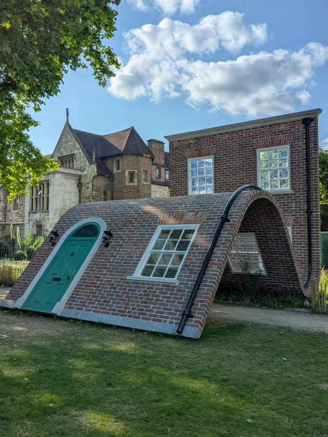 A new playful sculpture by @AlexChinneck is 'sitting' near the Barbican 🧱

Part of @ClerkenwellDesignWeek, 'A week at the knees' is modelled on the Georgian architecture that surrounds it, playfully reconfiguring a four-storey brick façade.

This rippling building is made from 320 metres of repurposed steel, bespoke bending windows, AND 7,000 bricks! Chinneck's installations are always fun, so don't miss it 🙌🏻

🎟️ FREE
📍 Charterhouse Square
📆 Until the end of June 2025

✅ Save this post for your next day off in London

#criview #contemporarysculpture #artinstallation #publicart #playfulsculpture #architecturelovers #discoverlondon #whatsonlondon